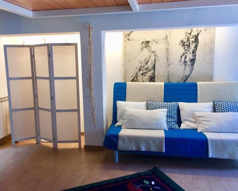 appartamento con divano