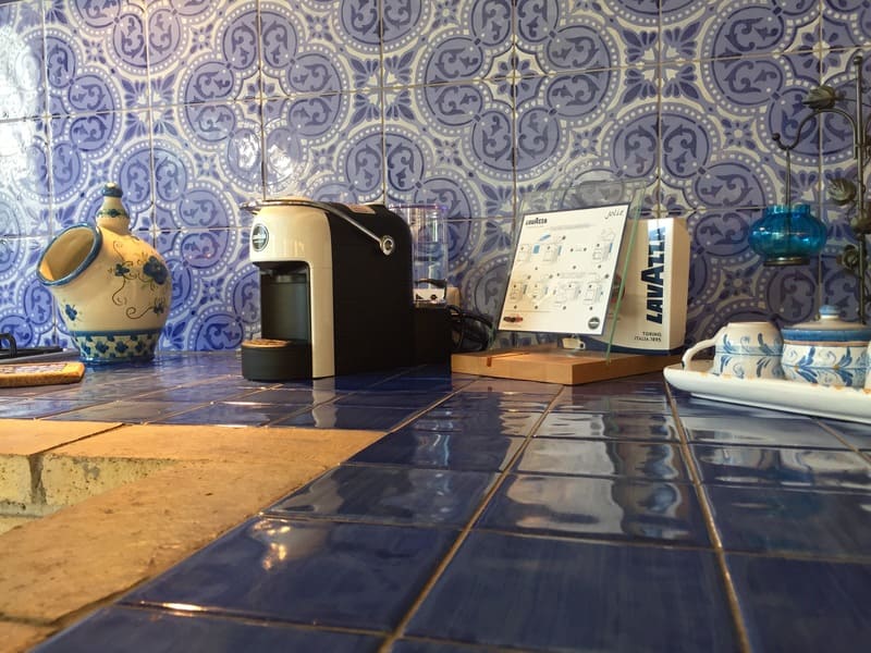 cucina con macchina del caffe